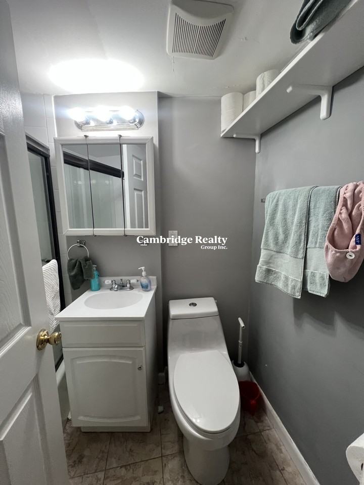 516 Green St #1B - Photo 7 of 10