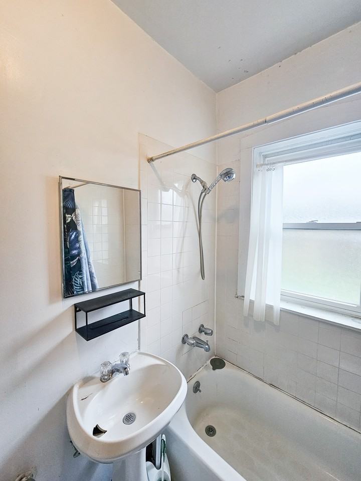 6528 N Lakewood Ave #5 - Photo 4 of 7