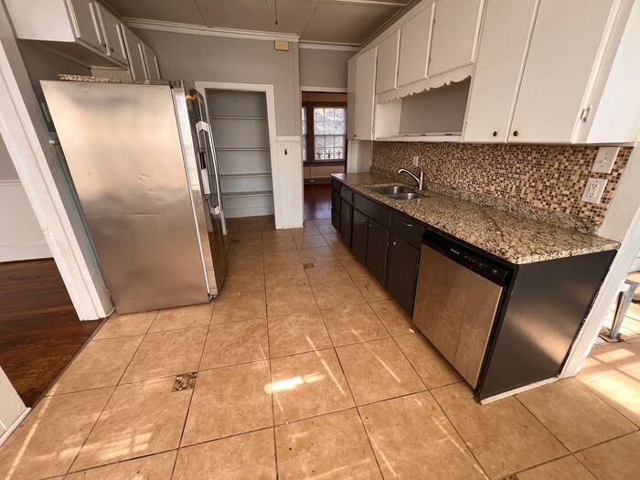 207 S Laurel St - Photo 3 of 16