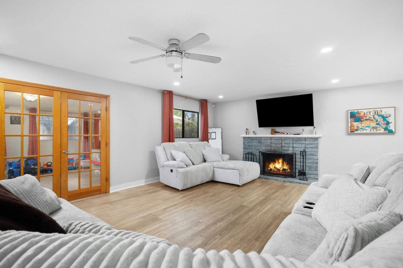 1929 Oak Hill Dr - Photo 3 of 11