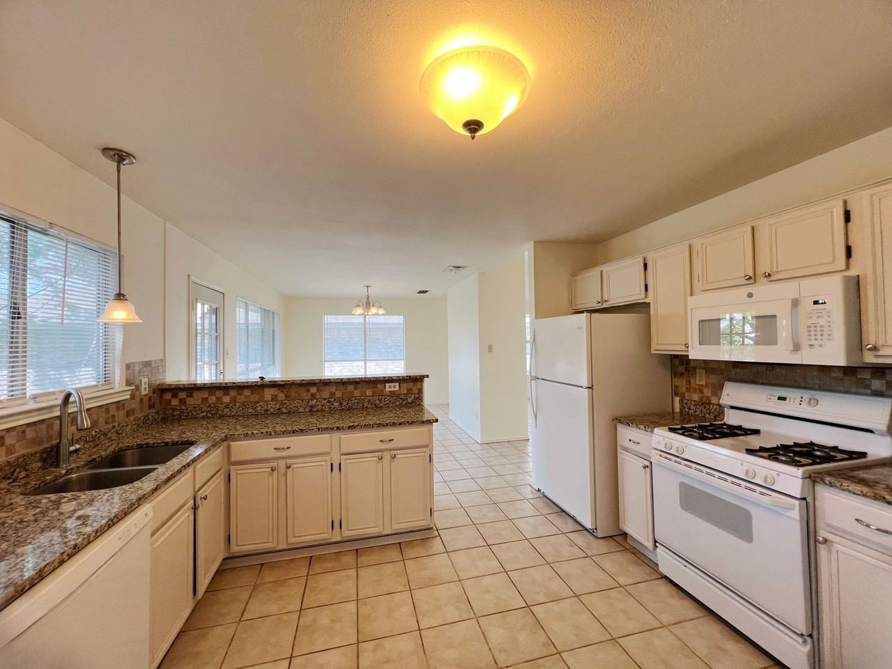 4606 Sojourner St - Photo 4 of 9