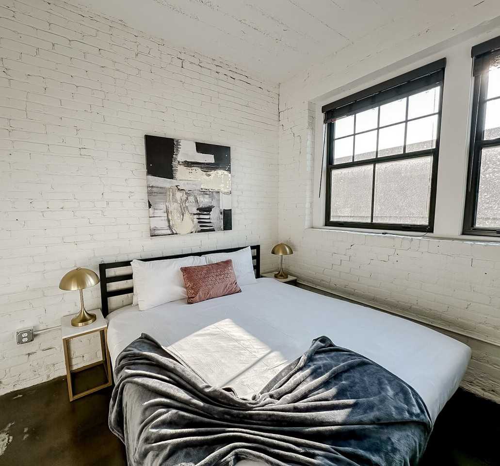 701 E 2nd St N #1075282P - Photo 2 of 19