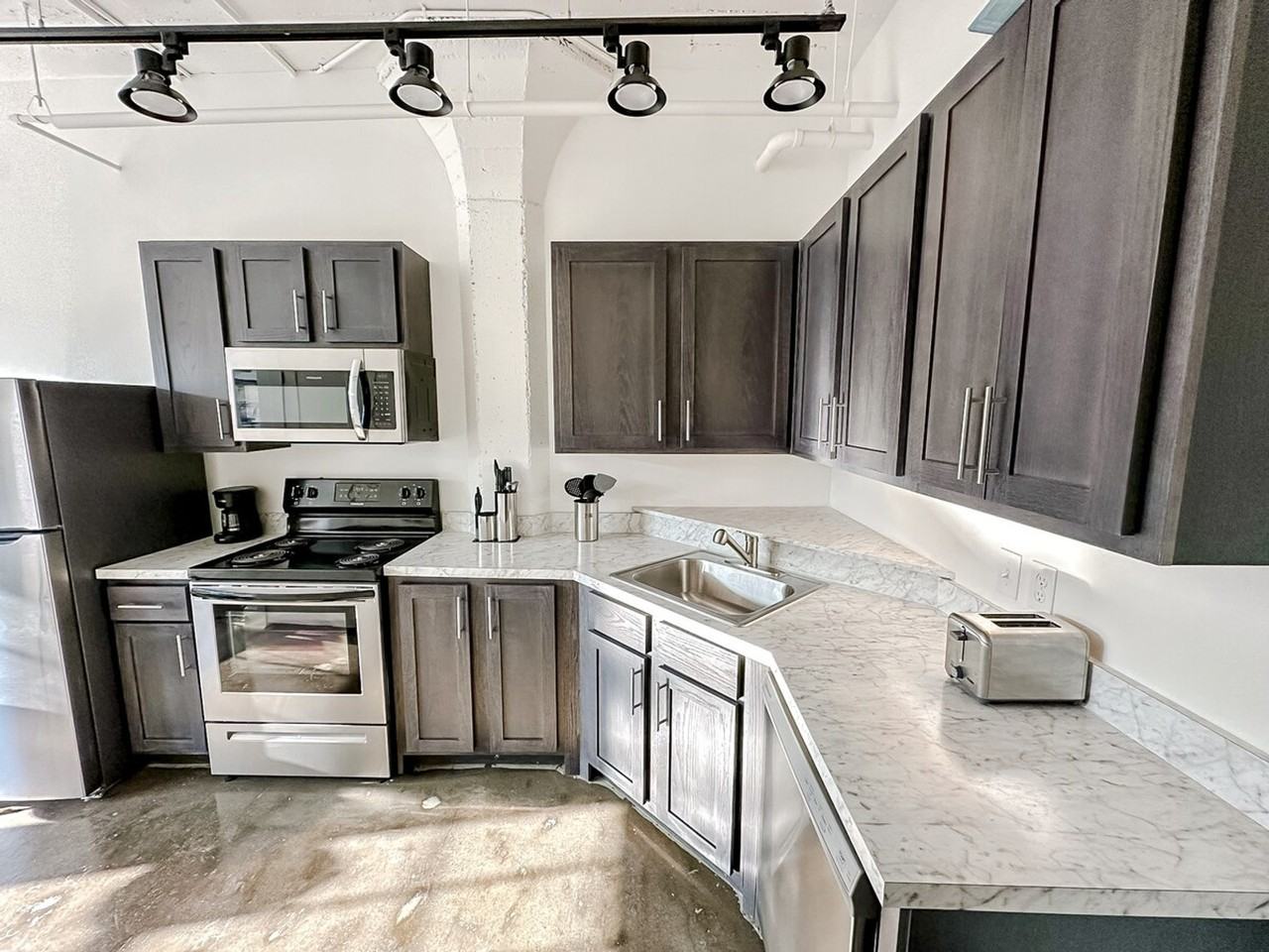 701 E 2nd St N #1075282P - Photo 4 of 19