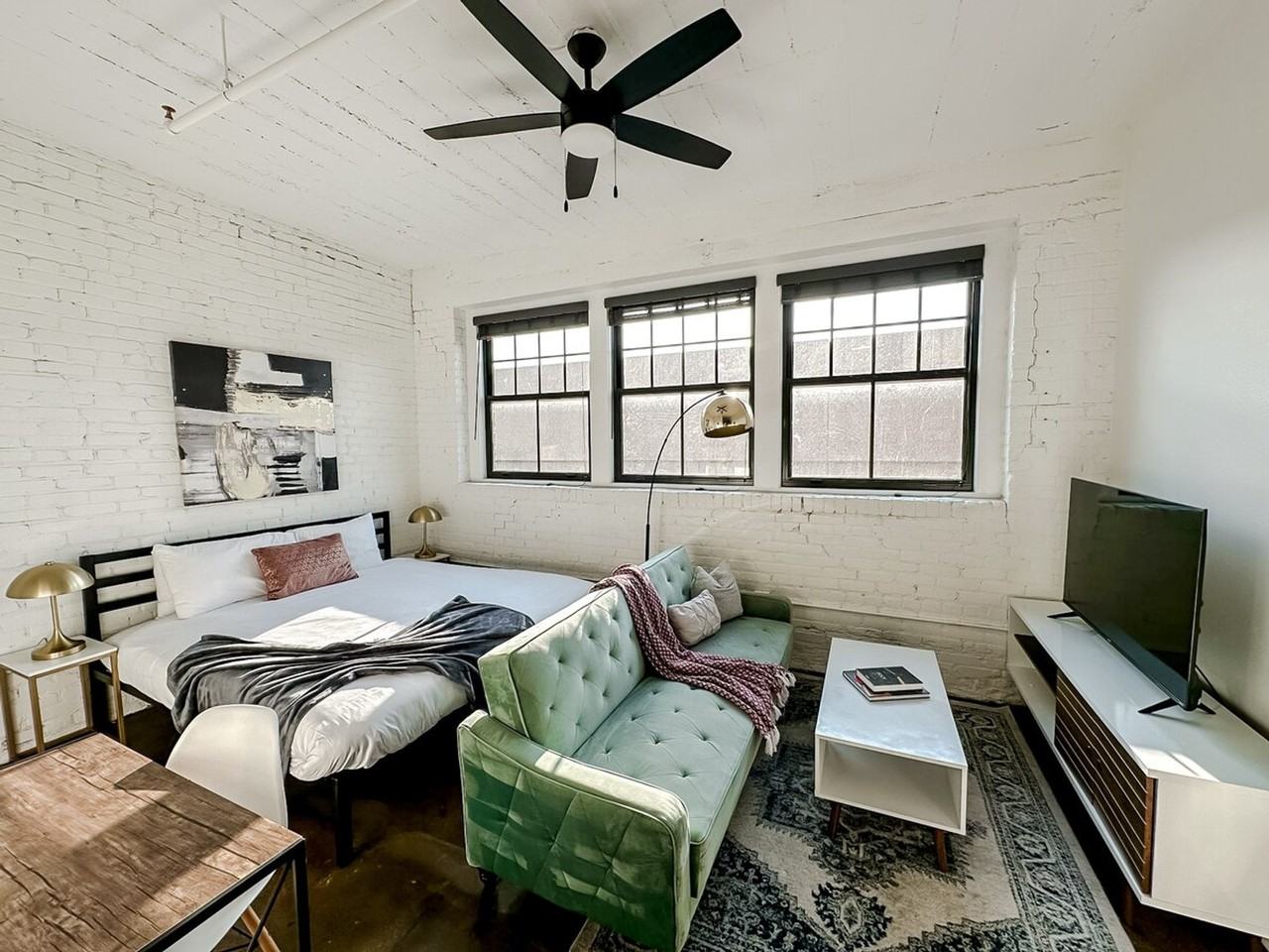 701 E 2nd St N #1075282P - Photo 5 of 19