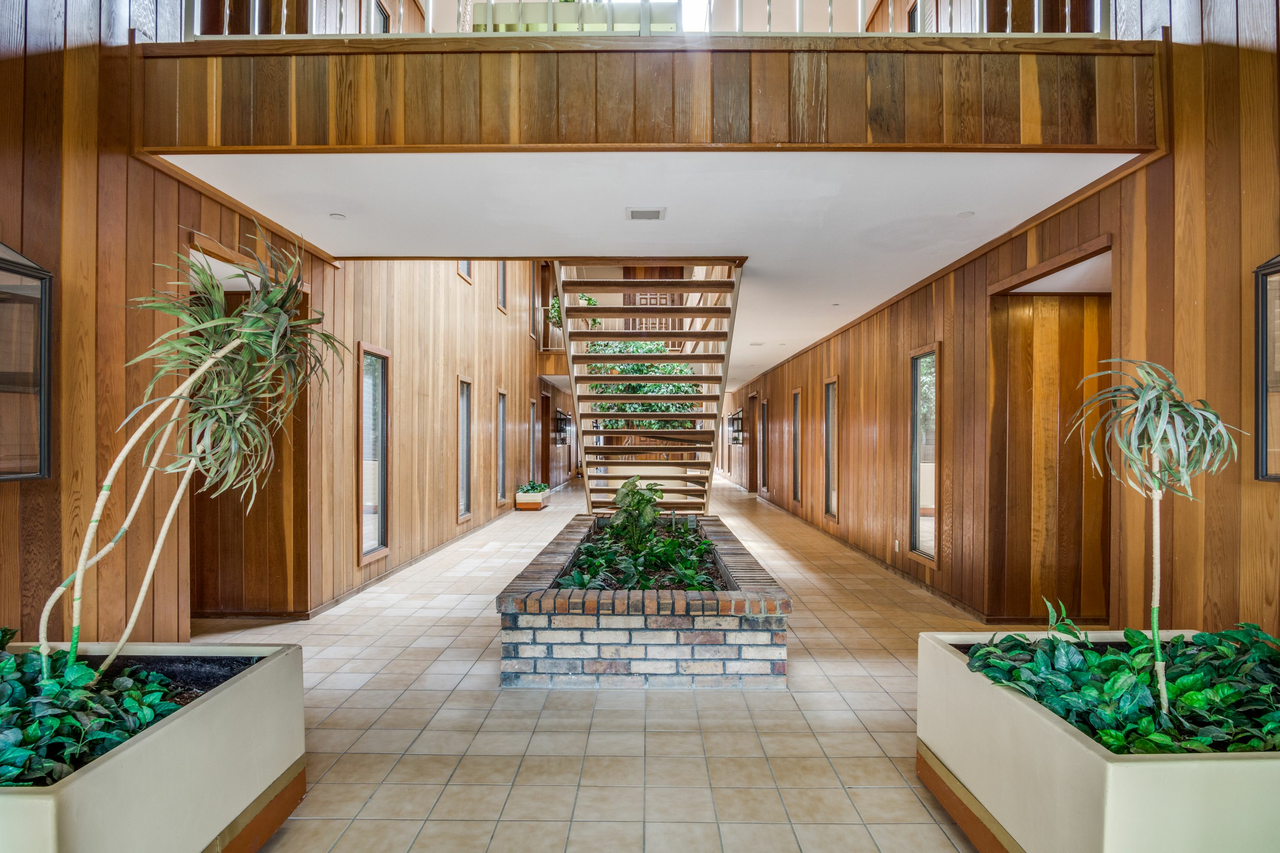 Regency Apartments - Photo 2 of 6