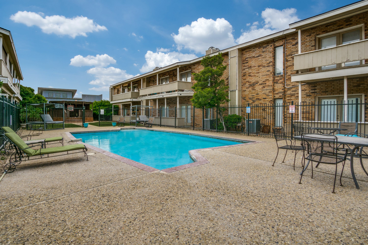 Regency Apartments - Photo 4 of 6