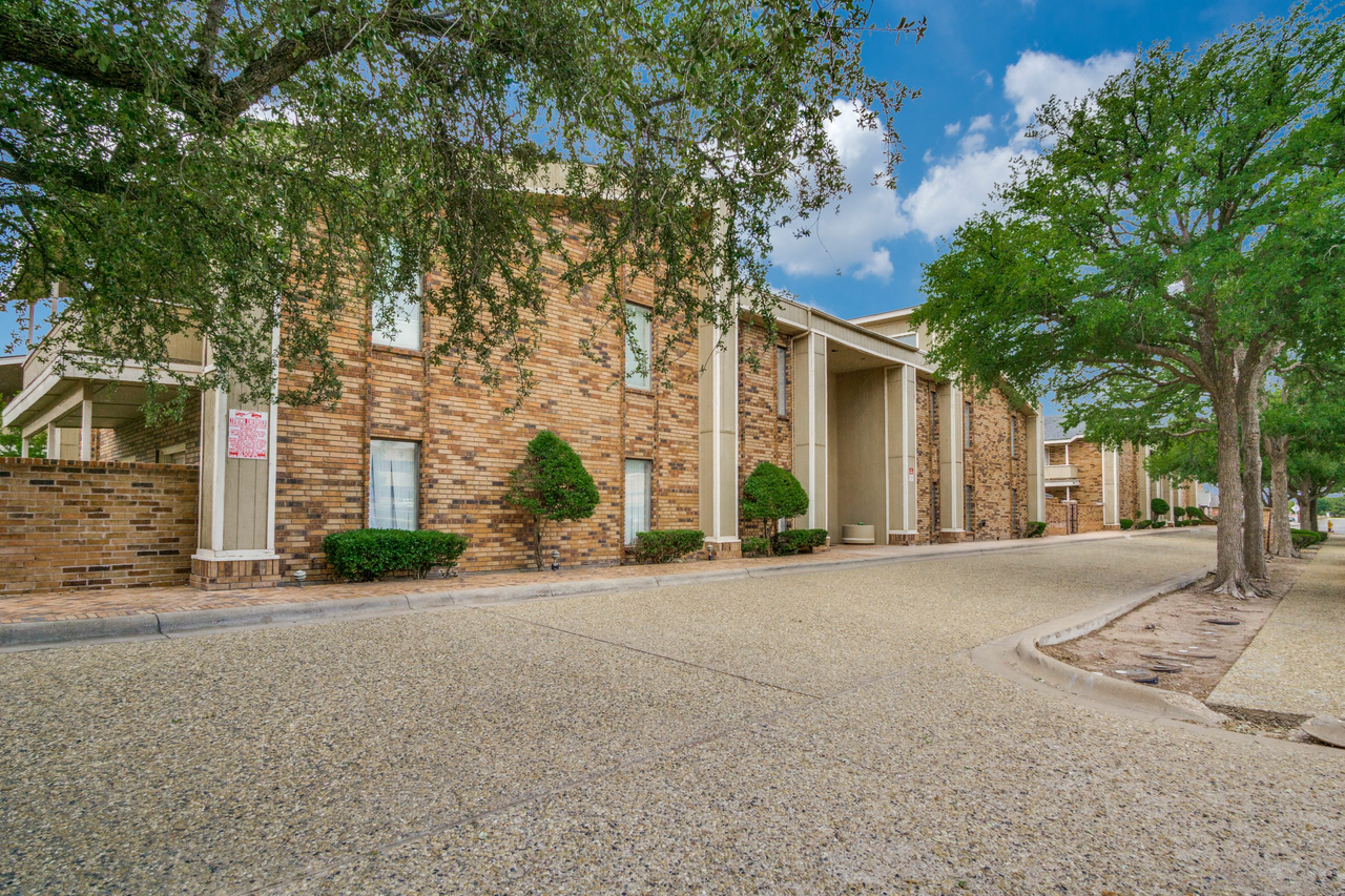 Regency Apartments - Photo 5 of 6