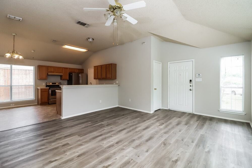 10662 Flamewood Dr - Photo 5 of 16