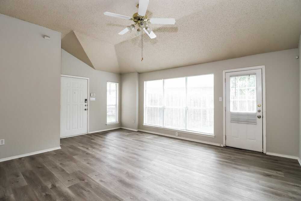 10662 Flamewood Dr - Photo 6 of 16
