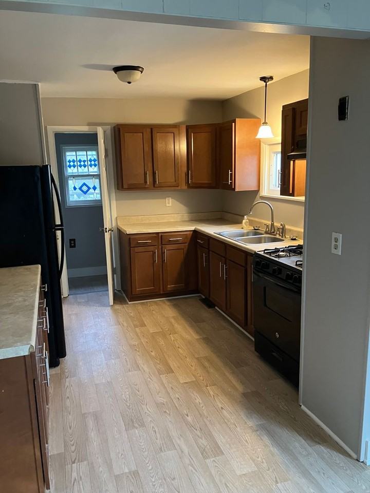 258 N Edwards Ave - Photo 2 of 16