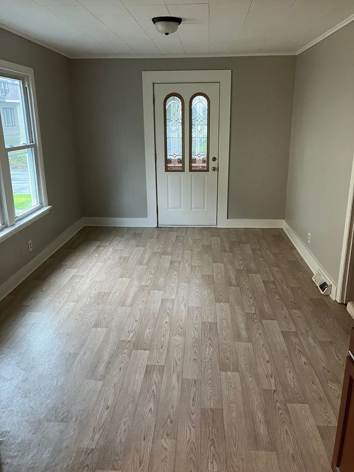 258 N Edwards Ave - Photo 3 of 16