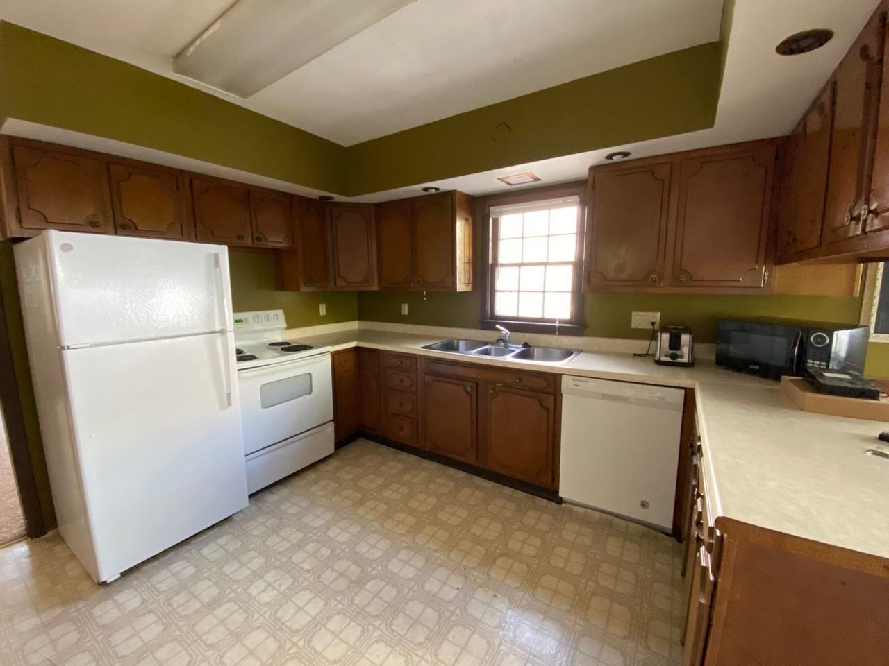 1409 University Dr N - Photo 2 of 22