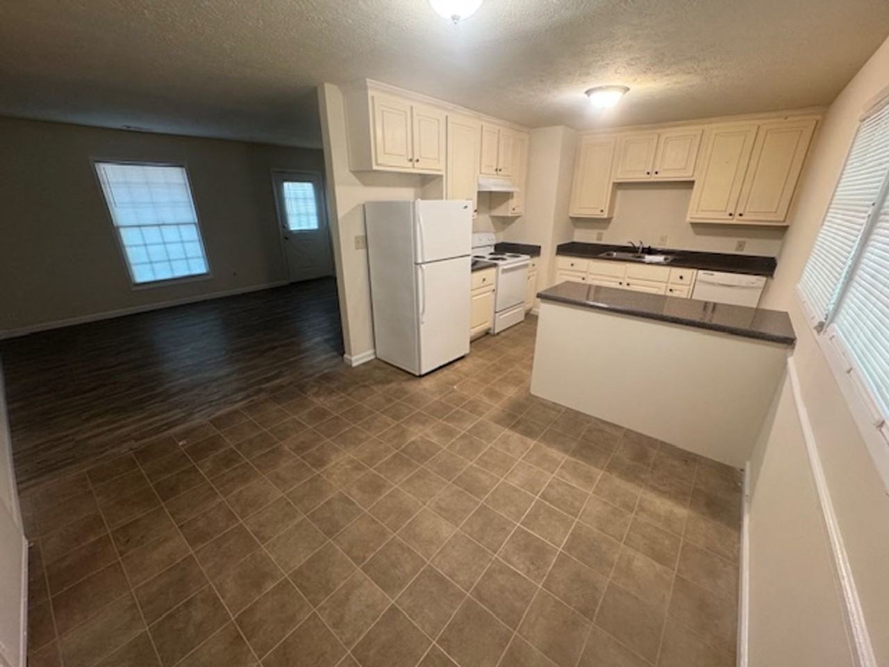 631 W Main St - Photo 2 of 8