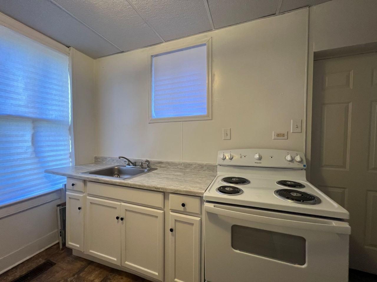 327 E Philadelphia St - Photo 3 of 10