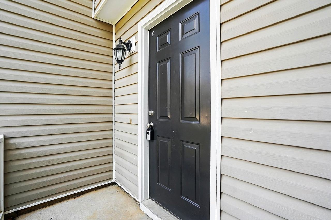 401 Whitehall Ct - Photo 4 of 31