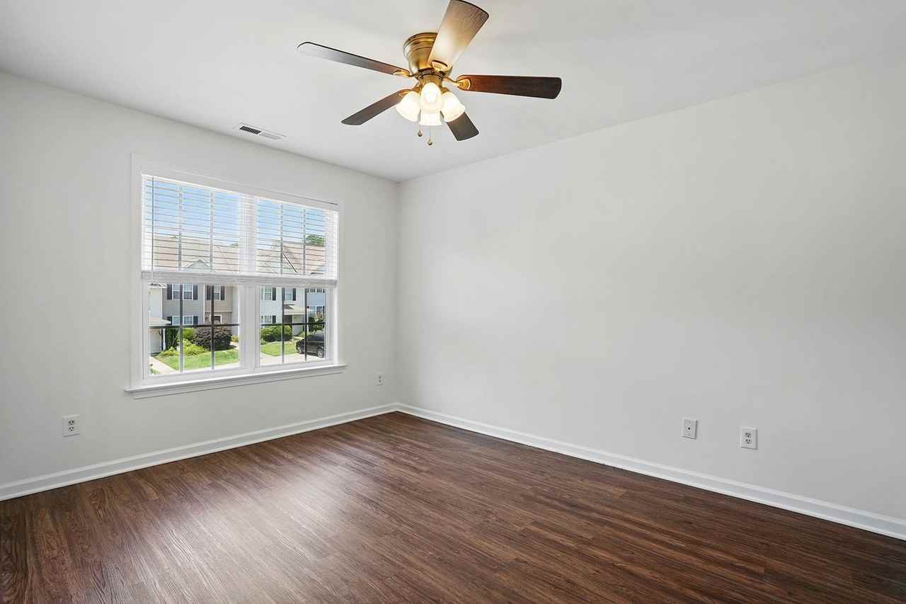 401 Whitehall Ct - Photo 7 of 31