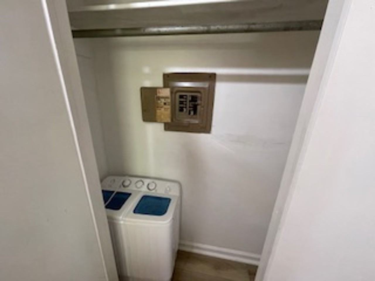 1318 S Walnut St - Photo 3 of 9