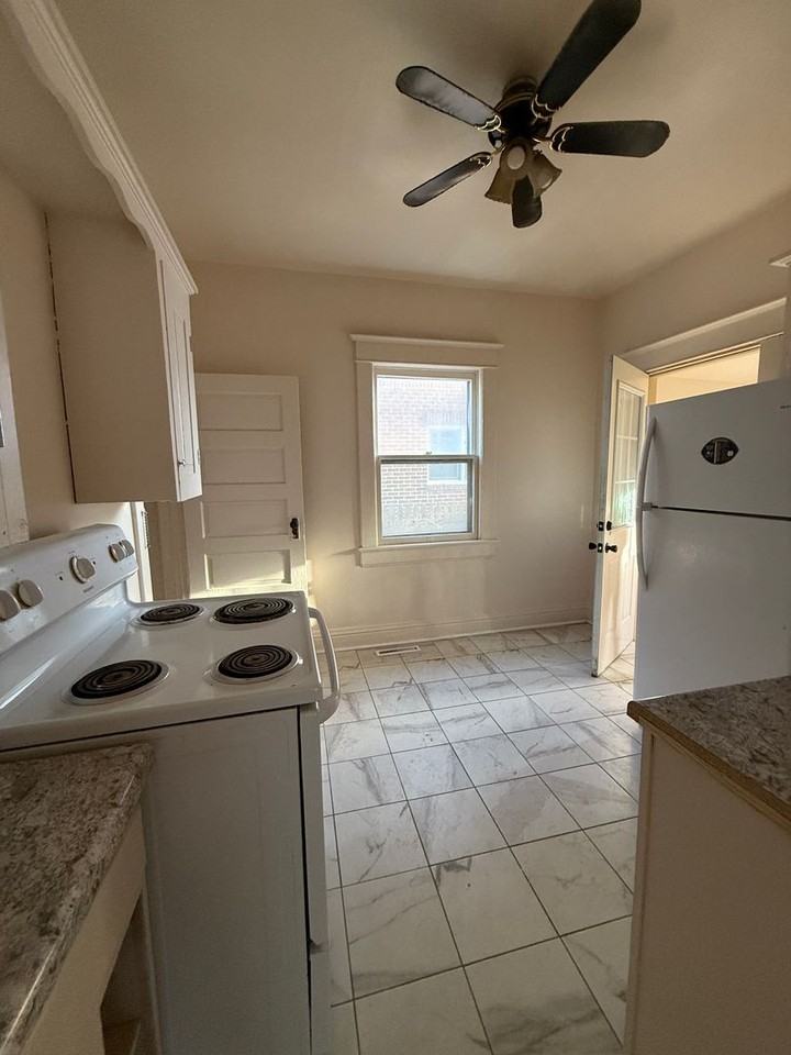 129 N Olive St - Photo 5 of 10