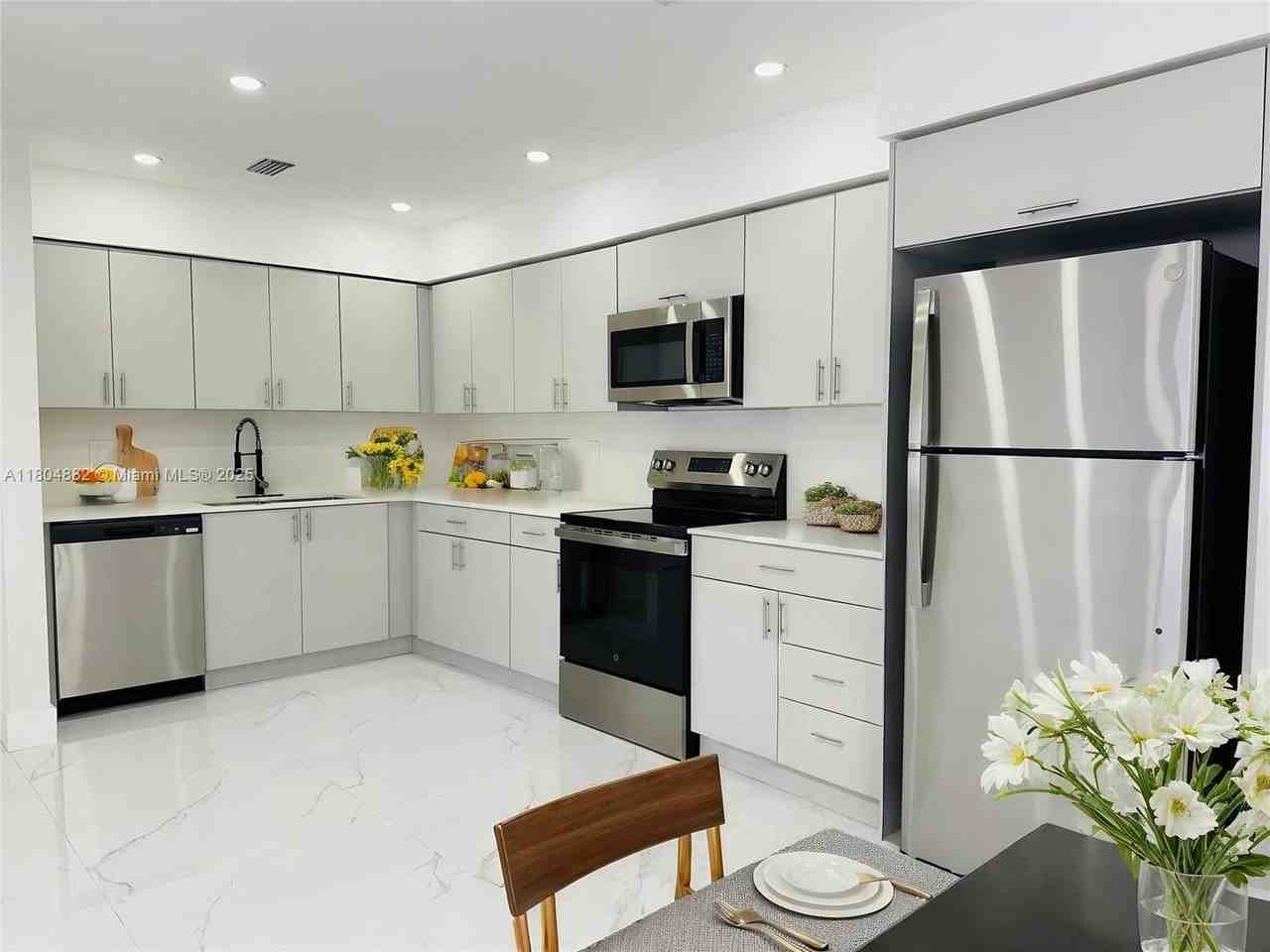 1440 N 71st Ave - Photo 3 of 10