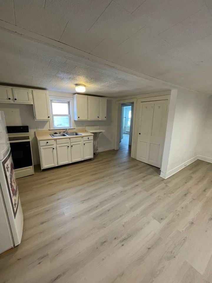 121 East Market Street - Photo 3 of 9