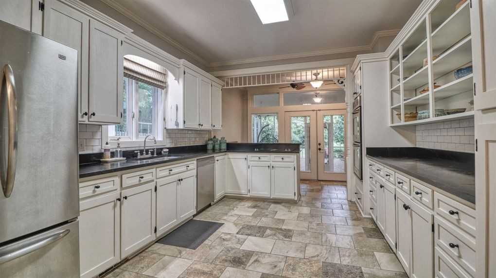 521 W College St #A - Photo 2 of 8