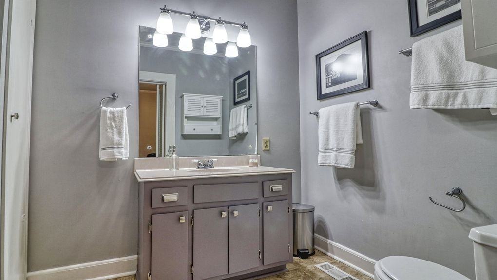 521 W College St #A - Photo 4 of 8