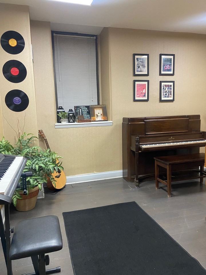 Stafford Apartments - Photo 3 of 8