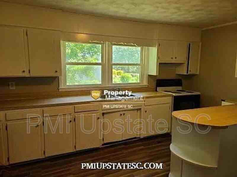 143 Forrest St - Photo 3 of 15
