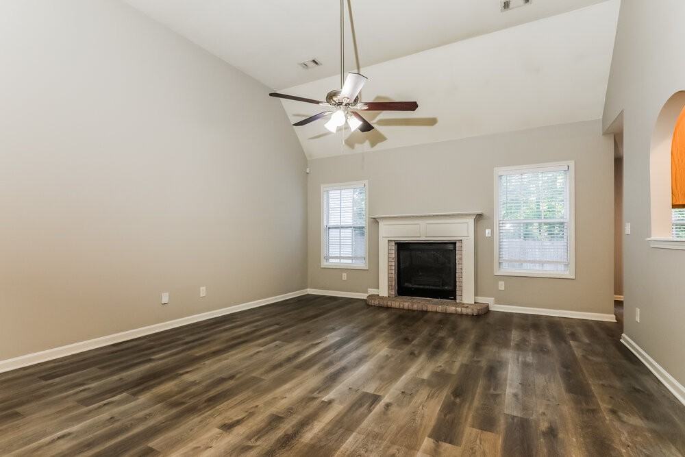 185 Revolutionary Dr - Photo 4 of 17