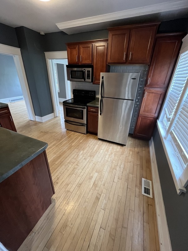 519 Center Ln - Photo 4 of 21