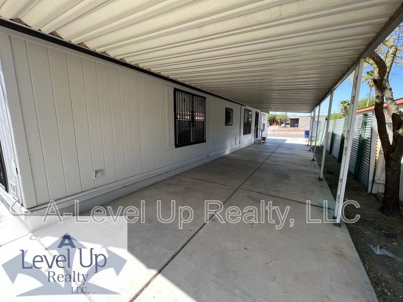 315 W Lee St - Photo 2 of 27
