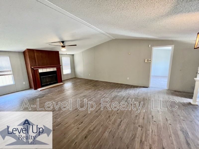 315 W Lee St - Photo 3 of 27