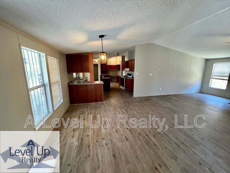 315 W Lee St - Photo 4 of 27