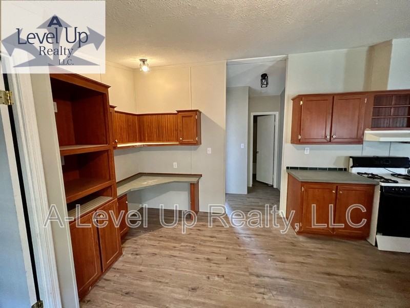 315 W Lee St - Photo 6 of 27