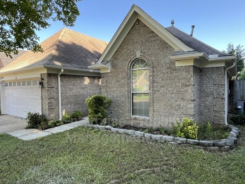 6986 Parkbrook Ln - Photo 3 of 24