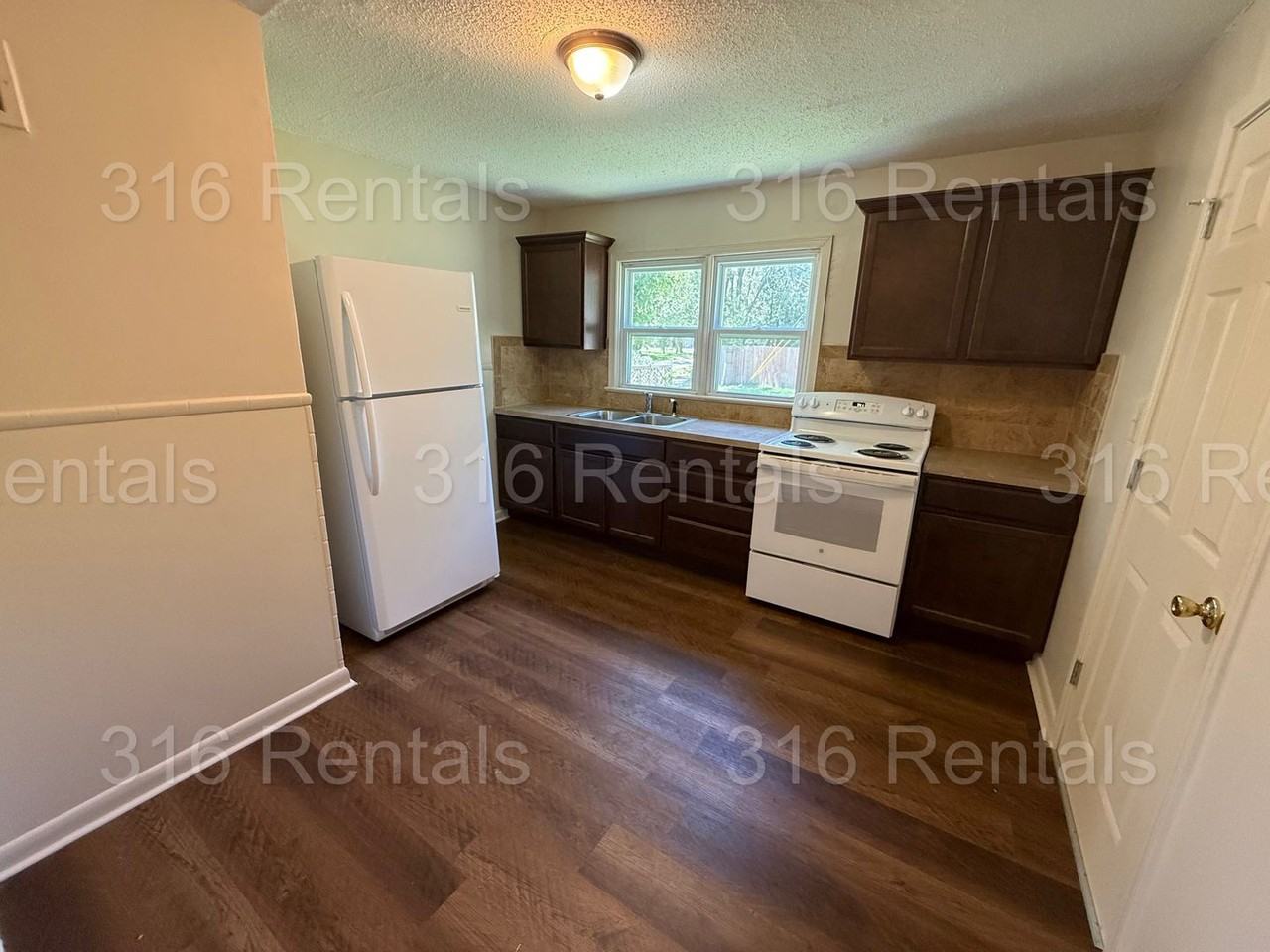 2755 S Greenwood St - Photo 3 of 8