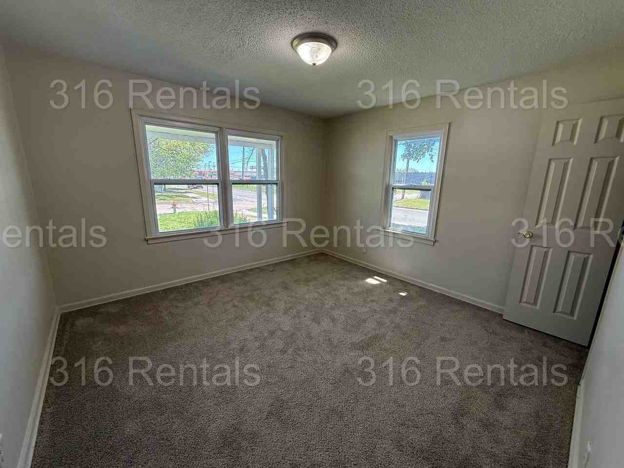 2755 S Greenwood St - Photo 5 of 8