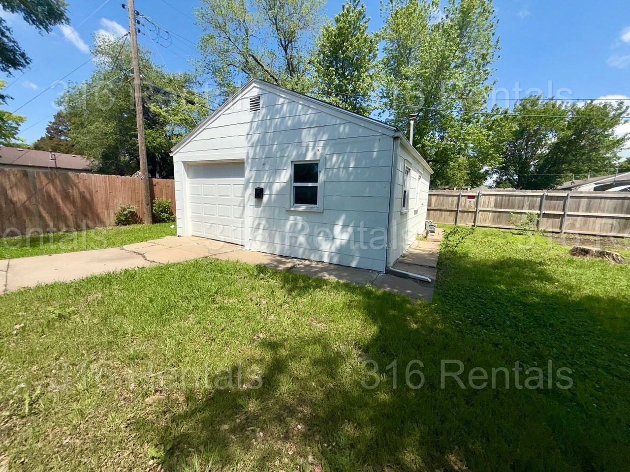 2755 S Greenwood St - Photo 7 of 8
