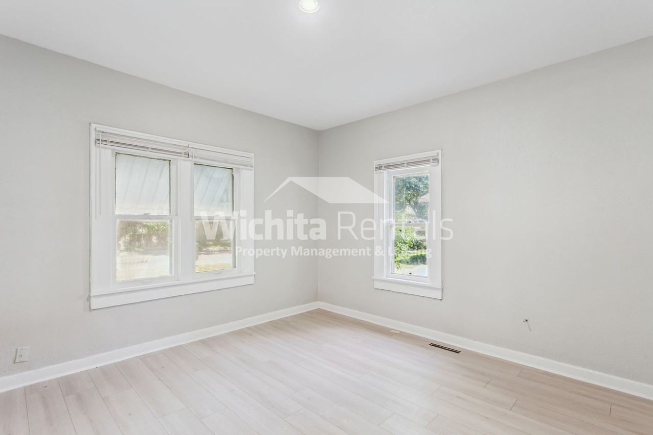 1038 S Ellis St - Photo 2 of 15