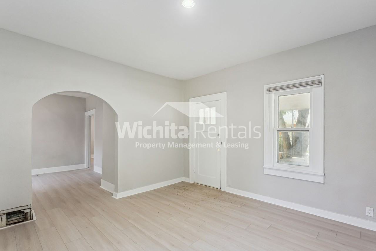 1038 S Ellis St - Photo 3 of 15