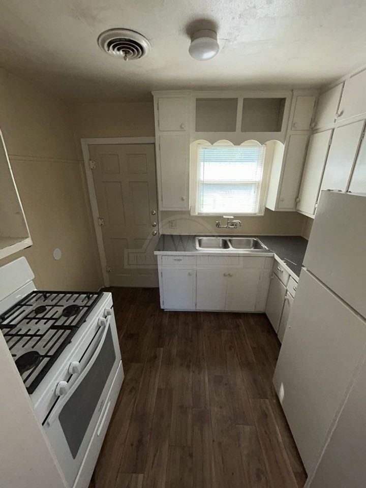 1102 Stewart St - Photo 5 of 13