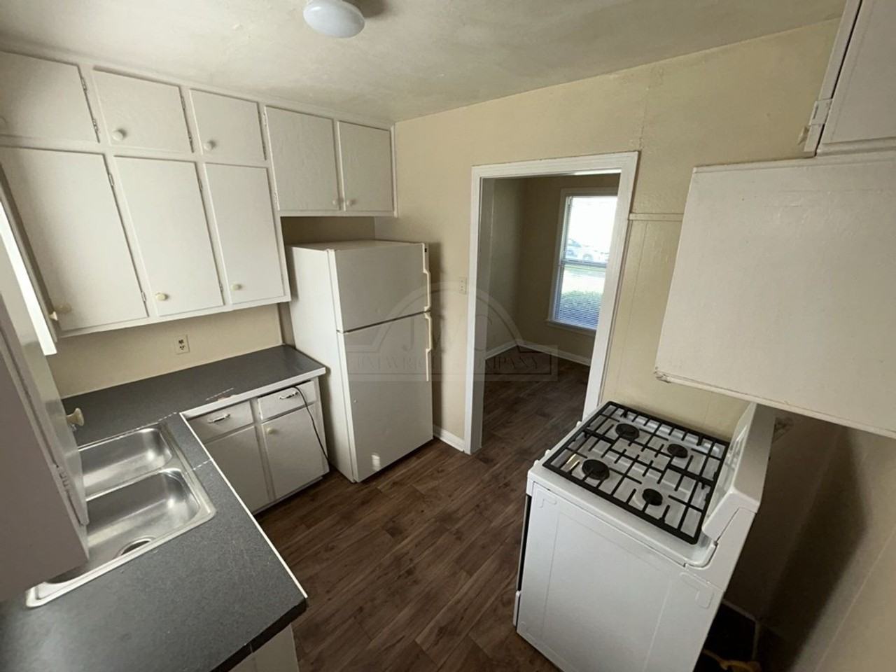 1102 Stewart St - Photo 6 of 13