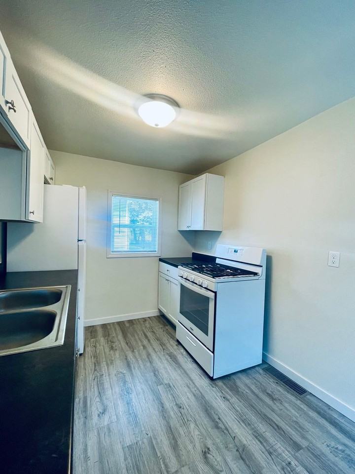 1409 8th Ave N - Photo 2 of 5