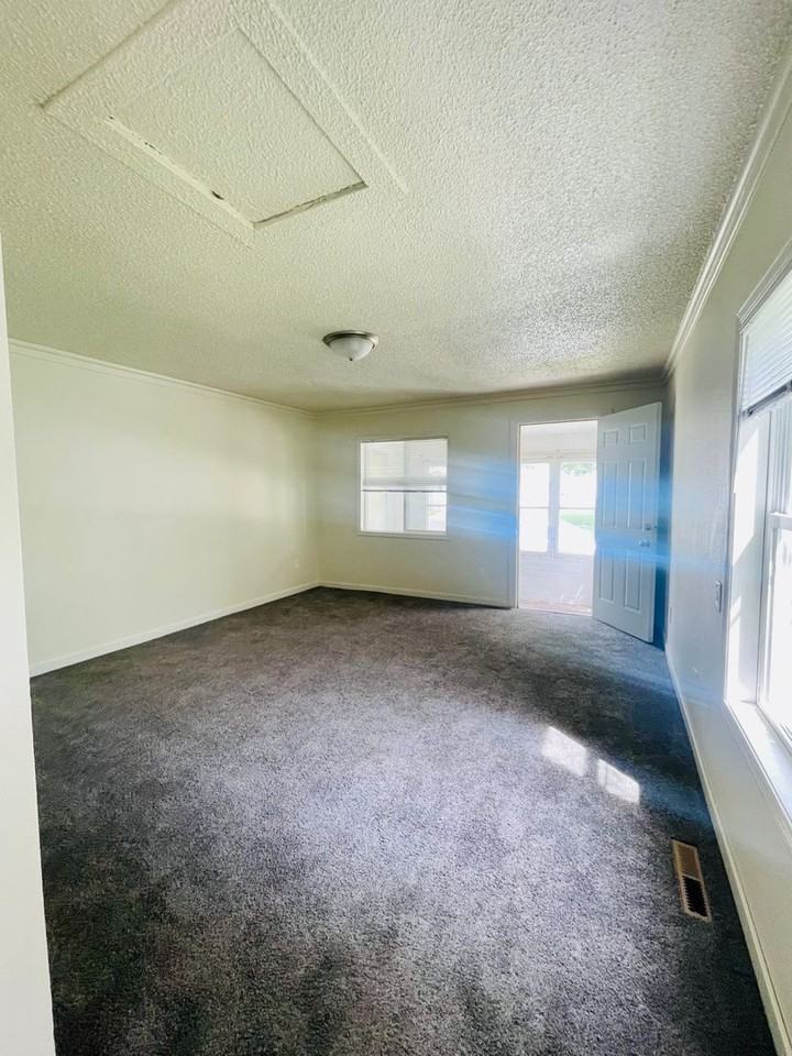 1409 8th Ave N - Photo 3 of 5