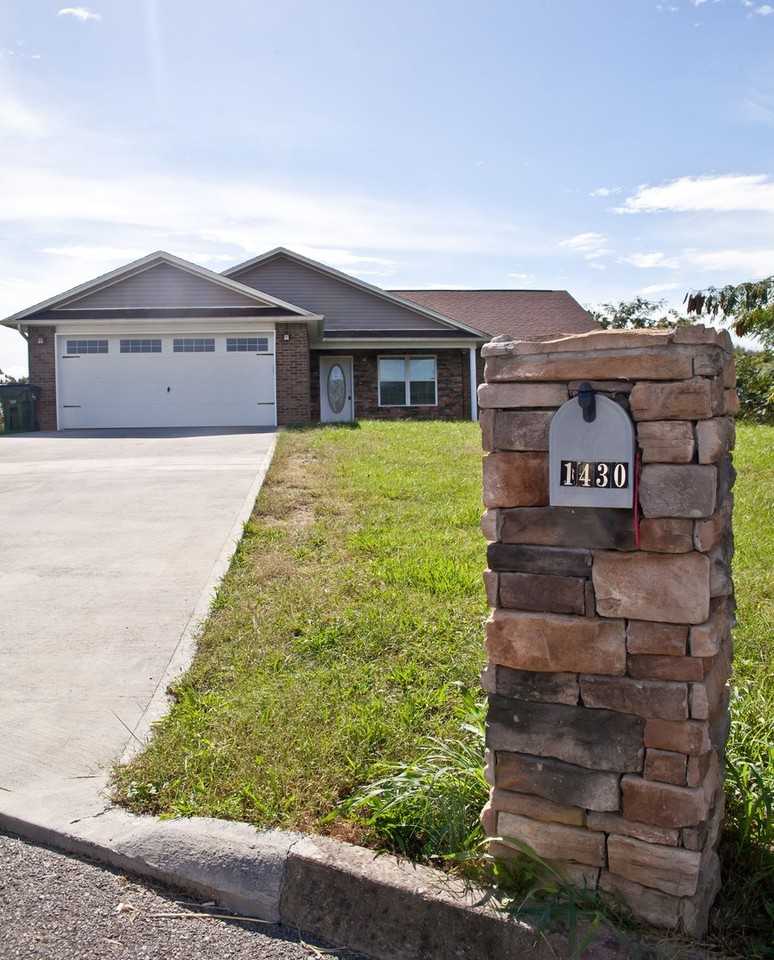 1430 Avery Ln - Photo 2 of 30