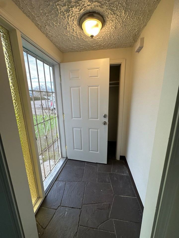 2520 Hyacinth St Ne - Photo 2 of 16