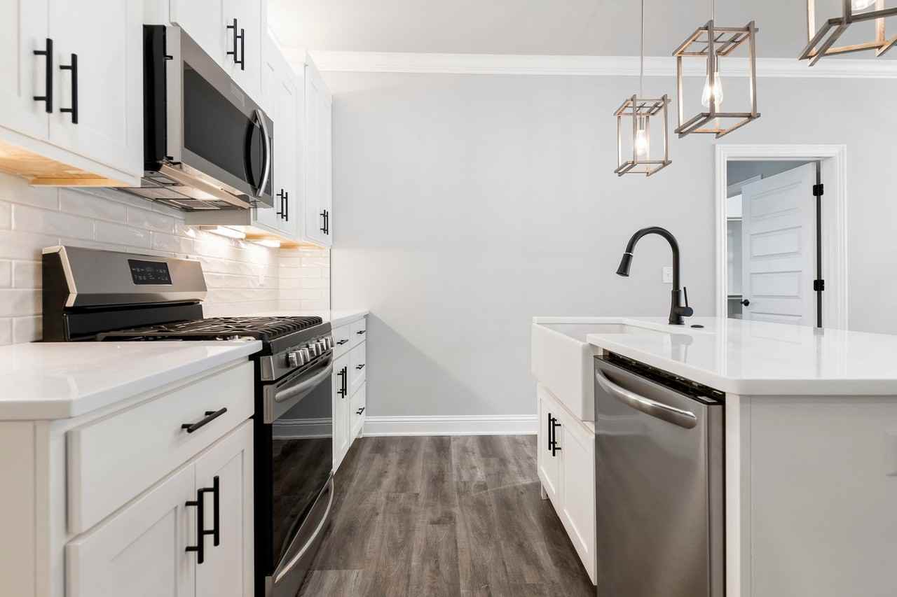 2813 Sw Hampshire Ave - Photo 4 of 16