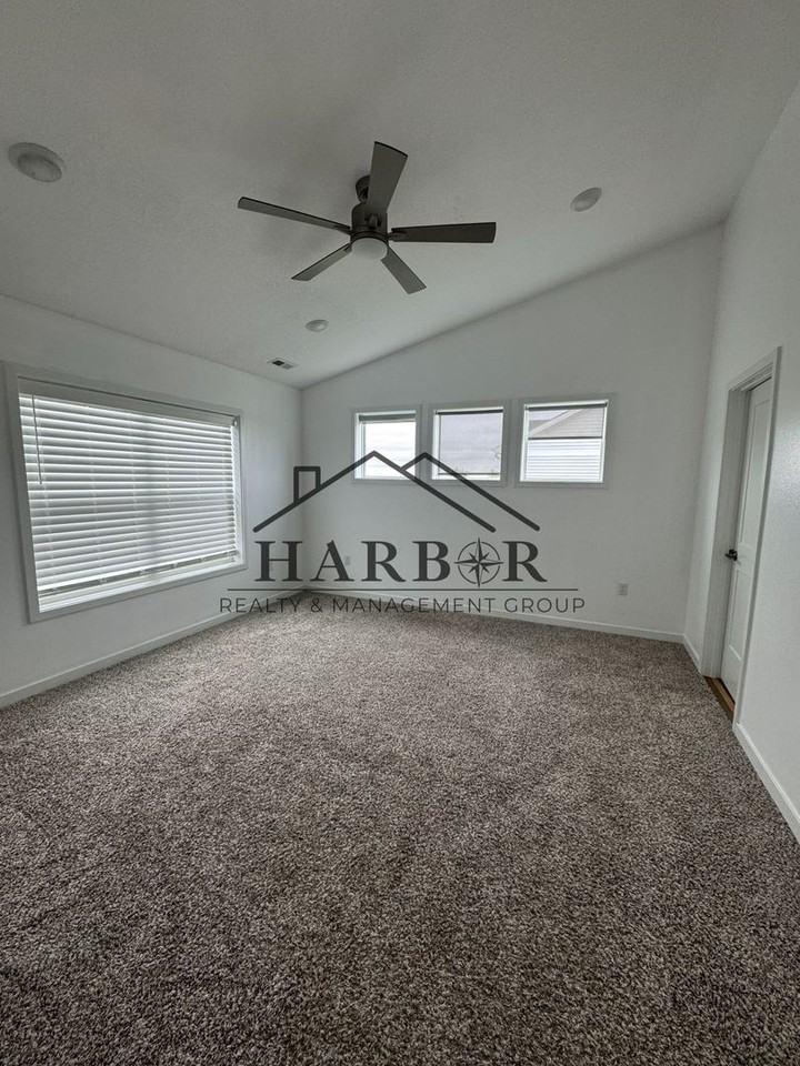 1228 S Linn St - Photo 3 of 11