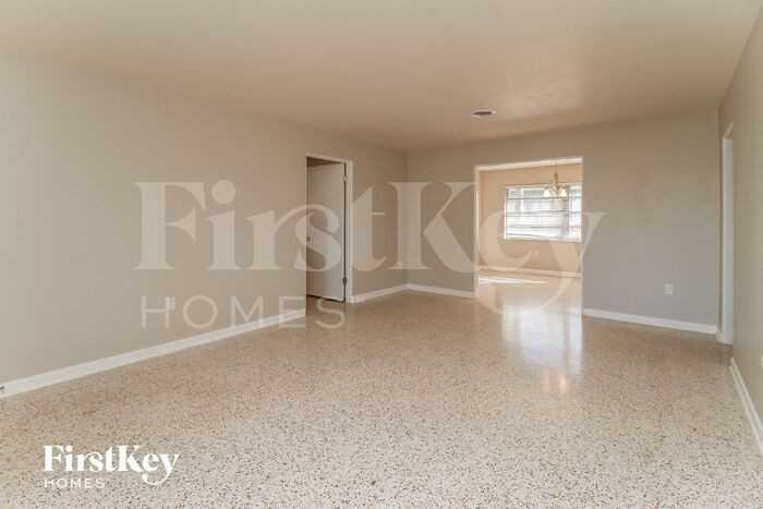909 Fort Lane Dr - Photo 3 of 15