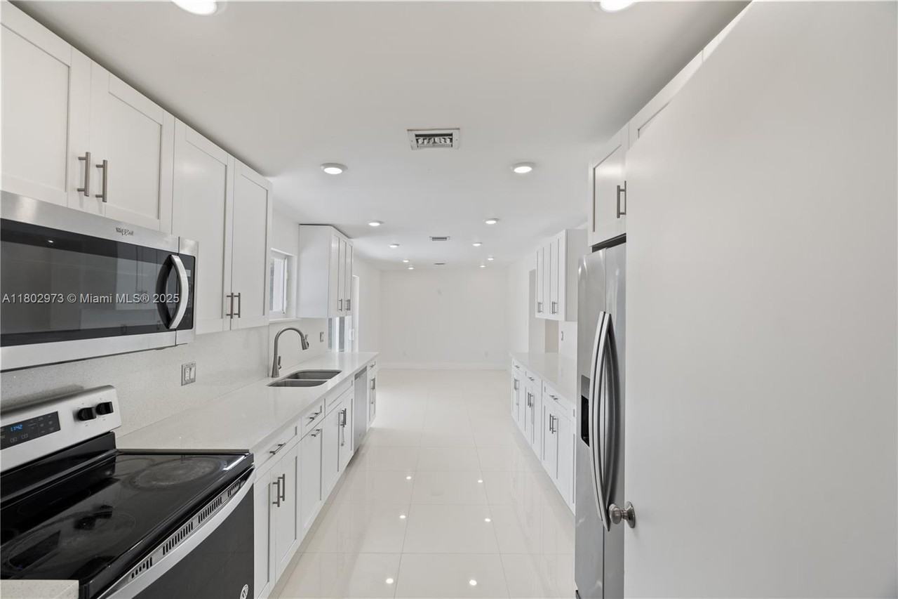 10501 Southwest 53rd Street #NA - Photo 4 of 18